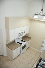 7328 Canterbury St, Unit 7332 in Spring Hill, FL - Foto de edificio - Building Photo