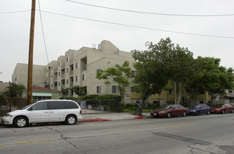 Barnsdall Court Apartments I in Los Angeles, CA - Building Photo - Building Photo