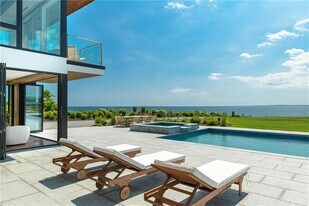 511 Ocean Ave in Newport, RI - Building Photo