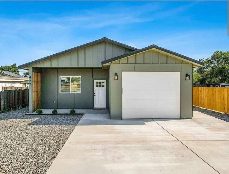 427 2nd Ave SE in Soap Lake, WA - Building Photo