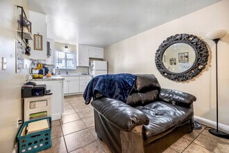 140 Santa Barbara Ave in Modesto, CA - Foto de edificio - Interior Photo