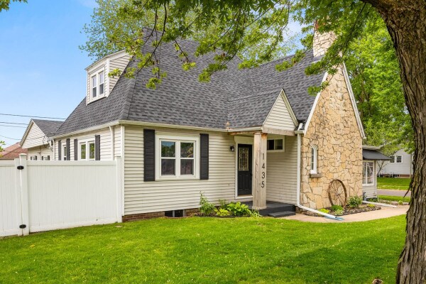 1435 N 8th St in Pekin, IL - Foto de edificio