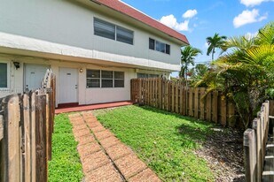 1560 NE 151st St in North Miami Beach, FL - Building Photo