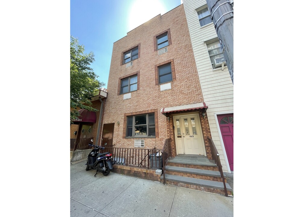 465 Humboldt St in Brooklyn, NY - Building Photo