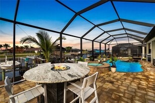 302 NW 32nd Pl in Cape Coral, FL - Building Photo