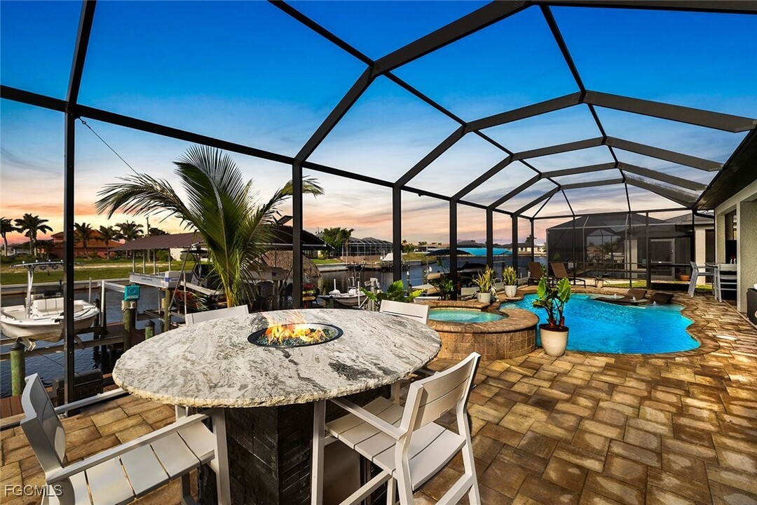 302 NW 32nd Pl in Cape Coral, FL - Building Photo