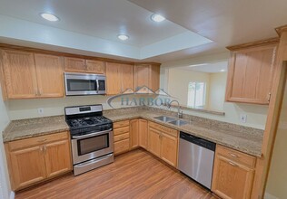 16106 Bonsallo Ave in Gardena, CA - Foto de edificio - Building Photo
