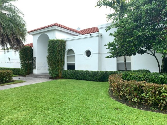 5263 NW 94th Doral Pl in Doral, FL - Foto de edificio - Building Photo