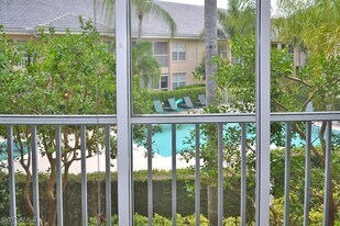 5635 Turtle Bay Dr in Naples, FL - Building Photo