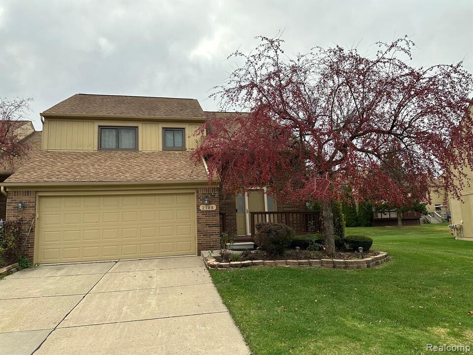 2188 Rochelle Park Dr in Rochester Hills, MI - Foto de edificio