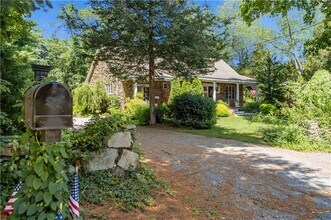 93B Kickemuit Ave in Bristol, RI - Building Photo - Building Photo