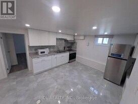 345 Centre St E in Richmond Hill, ON - Building Photo