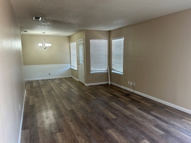 725 Duke Ave in Odessa, TX - Foto de edificio - Building Photo