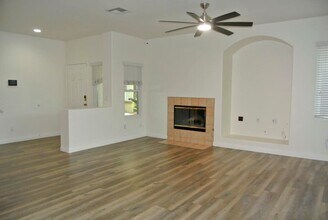 4494 Brisbane Way in Oceanside, CA - Foto de edificio - Building Photo