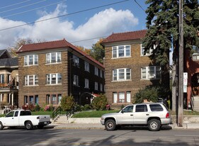 1570 King St W in Toronto, ON - Building Photo