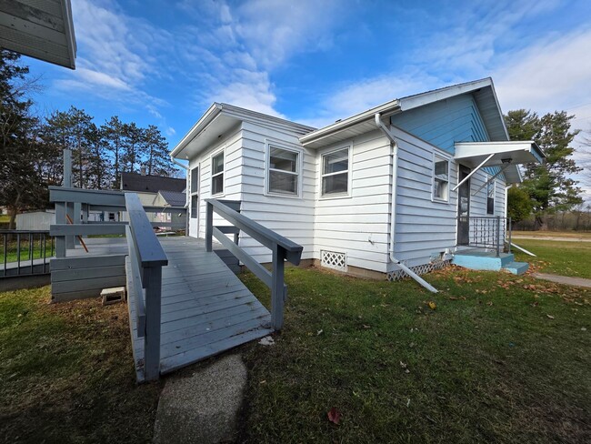 190 E Madison St in Clintonville, WI - Building Photo - Building Photo