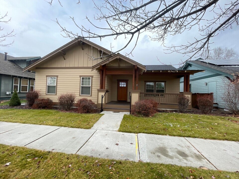 1655 NW Hickory Pl in Redmond, OR - Building Photo