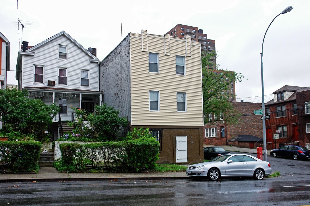 652 Burke Ave in Bronx, NY - Building Photo