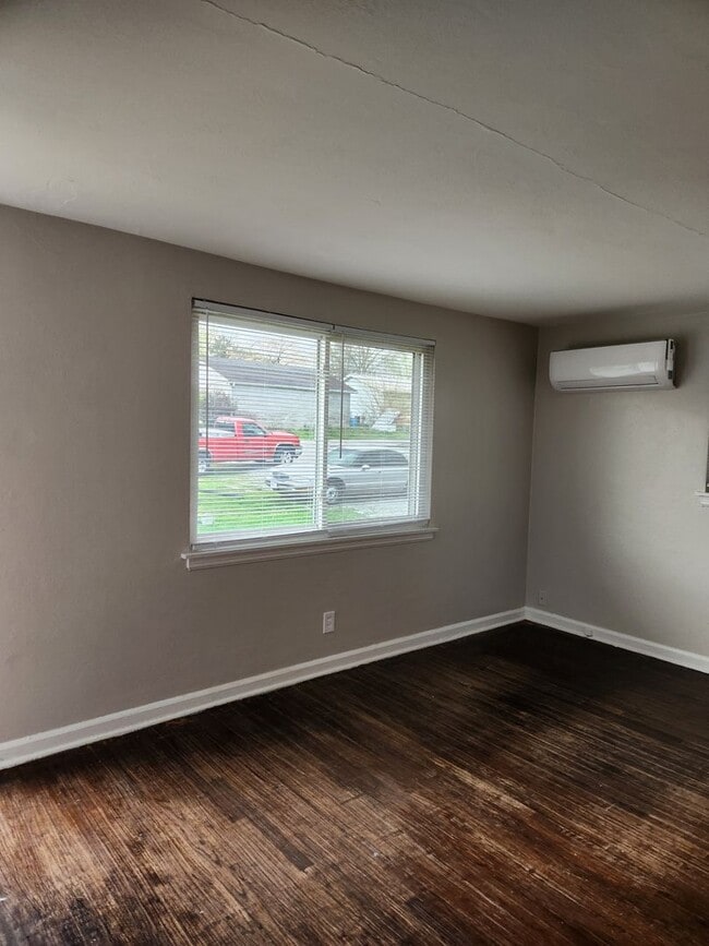 2223 Mayflower Manor in New Albany, IN - Building Photo - Building Photo