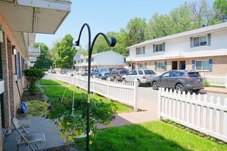 Woods Edge Townhomes in Madison, WI - Building Photo - Building Photo