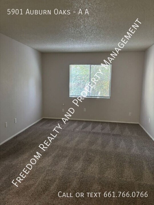 5901 Auburn Oaks Dr in Bakersfield, CA - Building Photo