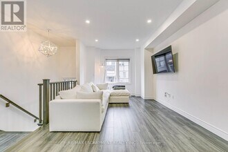 28 Barley Ln in Hamilton, ON - Building Photo - Building Photo