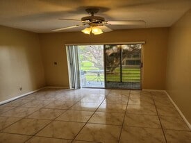 239 Coventry J in West Palm Beach, FL - Building Photo