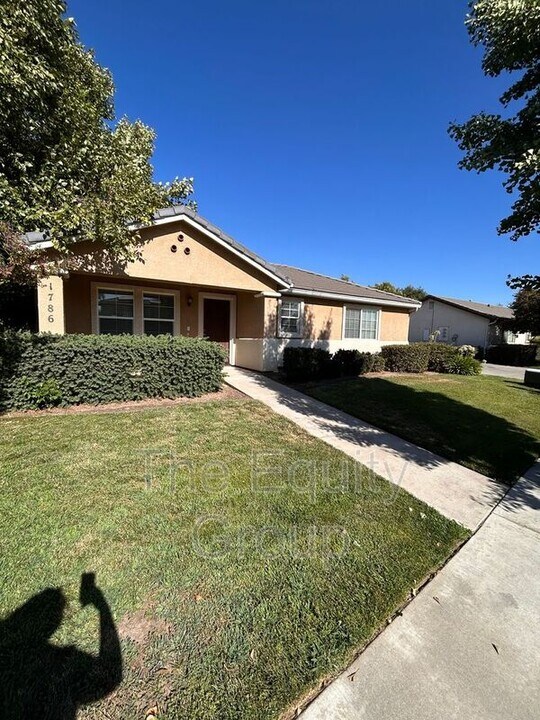 1786 Paseo Del Lago in Tulare, CA - Building Photo