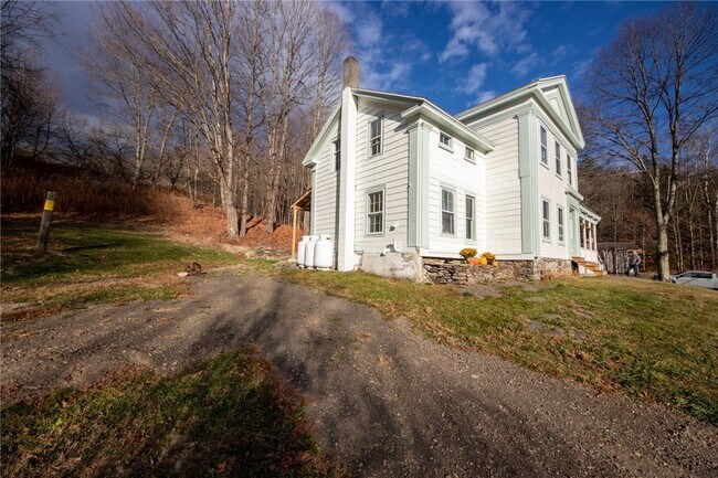 345 Dorr Edson Rd in Oneonta, NY - Building Photo - Building Photo
