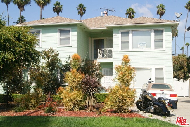 property at 4425 Victoria Park Pl