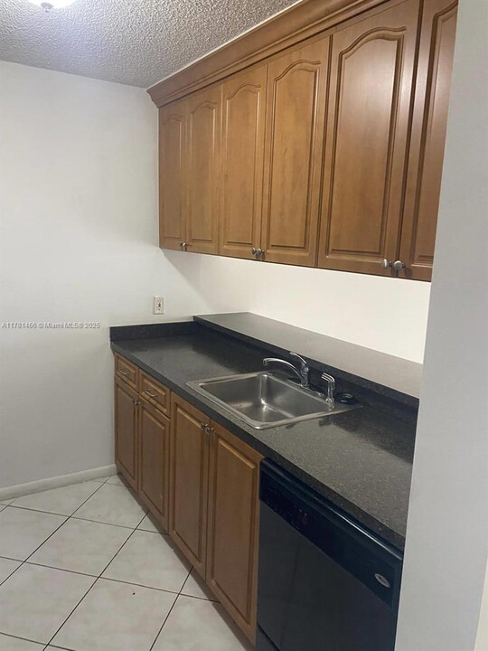 8560 N Sherman Cir in Miramar, FL - Building Photo