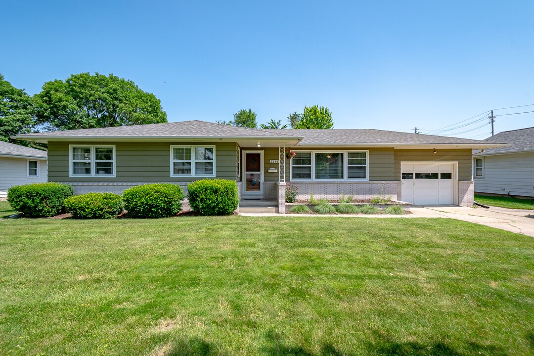 2214 H St in Iowa City, IA - Building Photo