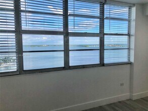 905 Brickell Bay Dr in Miami, FL - Building Photo - Building Photo
