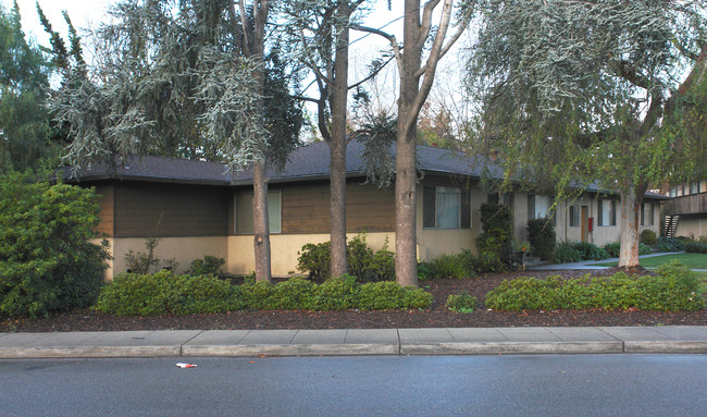 Sierra Court Apartments in Mountain View, CA - Building Photo - Building Photo