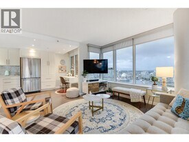 33 Smithe St in Vancouver, BC - Building Photo