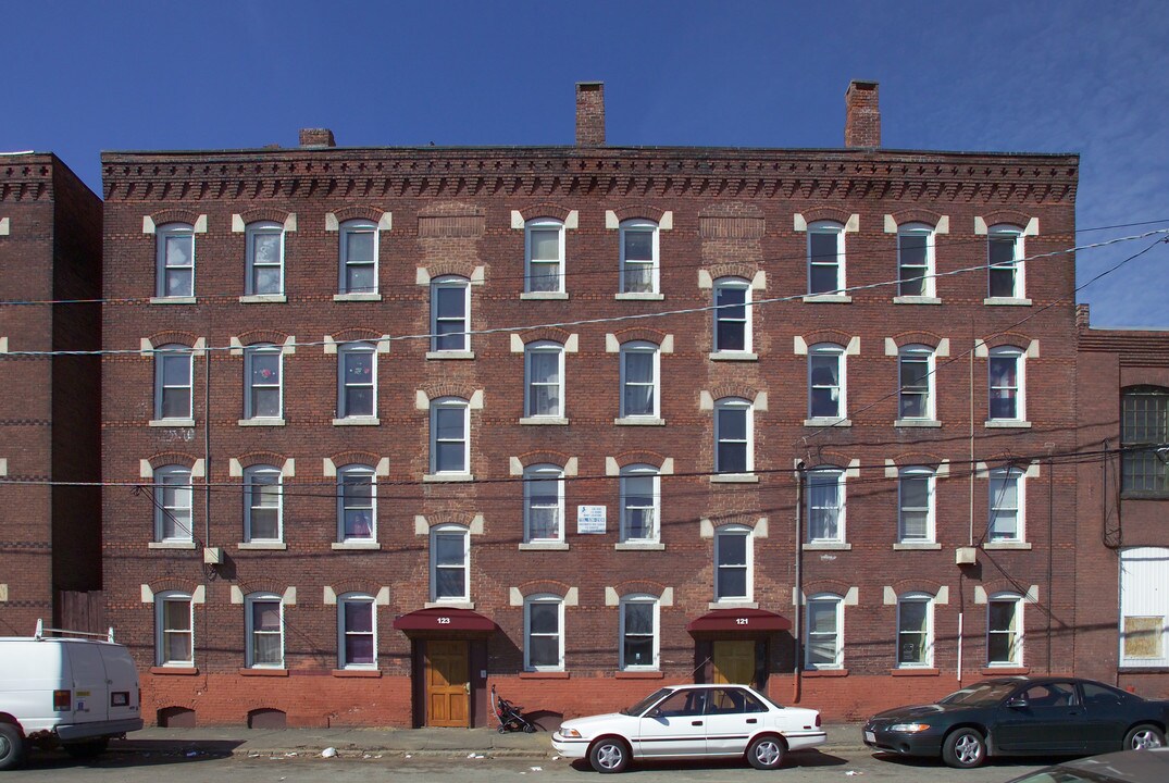 121-123 Clemente St in Holyoke, MA - Foto de edificio