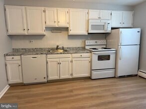 27 Wallingford Ave in Wallingford, PA - Foto de edificio - Building Photo