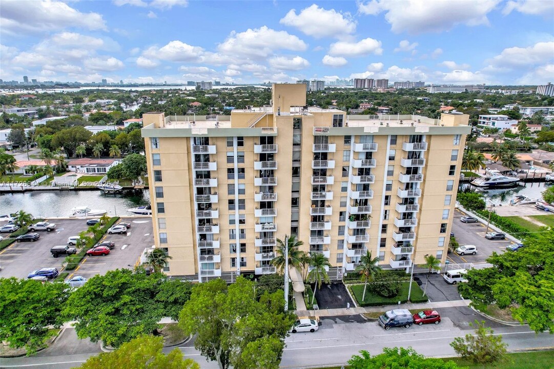 2000 NE 135th St, Unit 411 in North Miami, FL - Foto de edificio