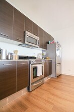 910 W Huron St in Chicago, IL - Building Photo - Building Photo