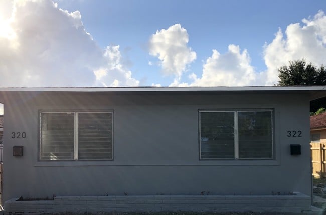 320 NW 34th Ave in Miami, FL - Foto de edificio - Building Photo