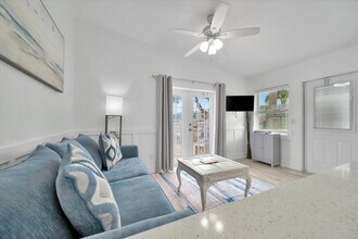 711 E Gulf Blvd in Indian Rocks Beach, FL - Foto de edificio - Building Photo