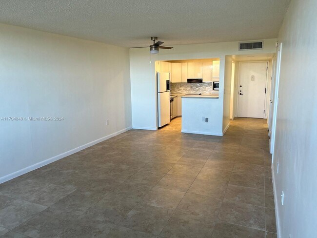 1400 St Charles Pl-Unit -722 in Pembroke Pines, FL - Building Photo - Building Photo
