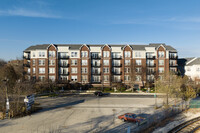 The Residences at the Grove in Forest Park, IL - Foto de edificio - Building Photo