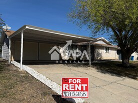 551 Bertetti Dr in San Antonio, TX - Building Photo