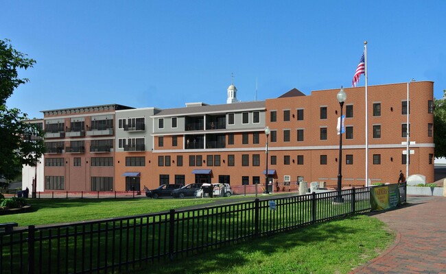 Foster's Place in Dover, NH - Foto de edificio - Building Photo