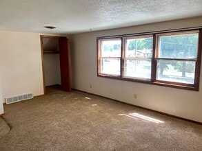 807 Well St in Onalaska, WI - Building Photo - Building Photo