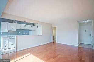 2500 N Van Dorn St in Alexandria, VA - Building Photo