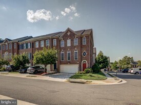 8410 Chaucer House Ct in Lorton, VA - Building Photo