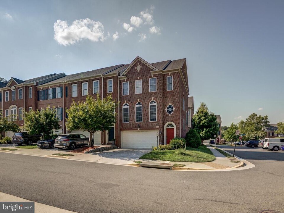 8410 Chaucer House Ct in Lorton, VA - Building Photo
