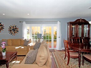 21453 SW 91st Ave in Cutler Bay, FL - Foto de edificio - Building Photo